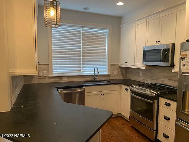 2 bed, 2.5 bath, $2,400 — Photo 2