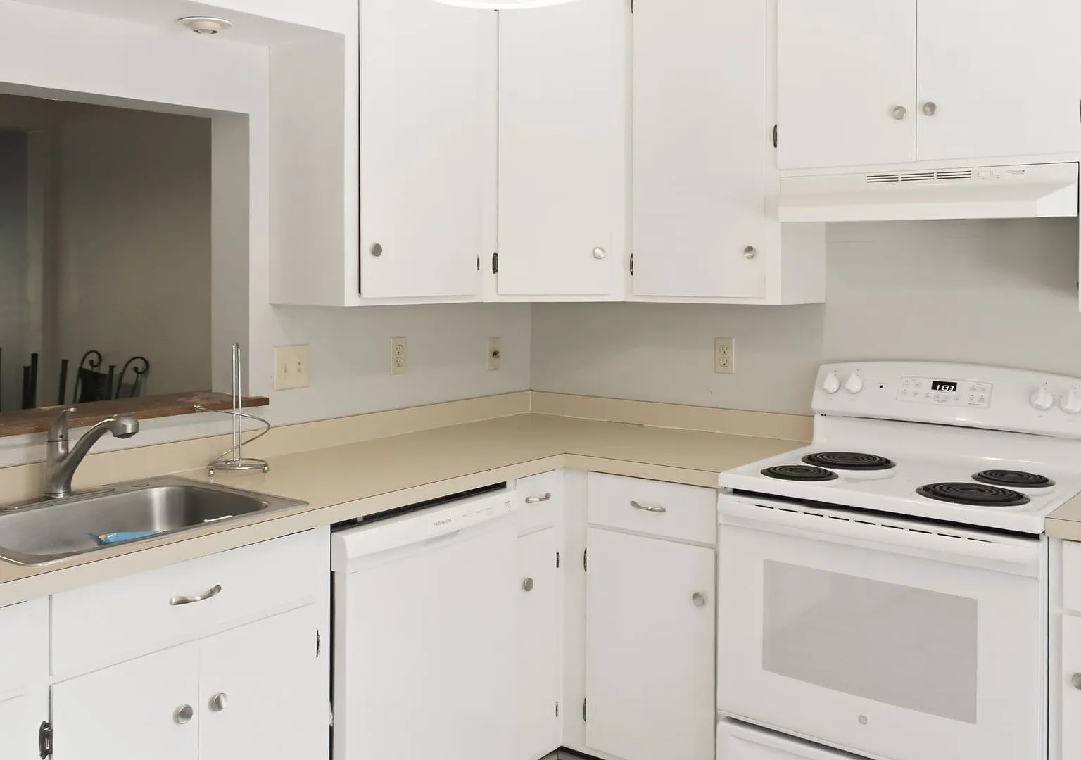 Cozy 2-story Townhouse — Photo 4