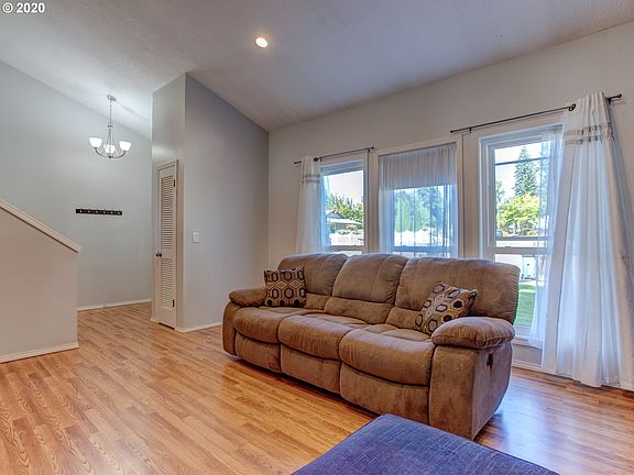 5th image of 1725 NE 2nd Pl
