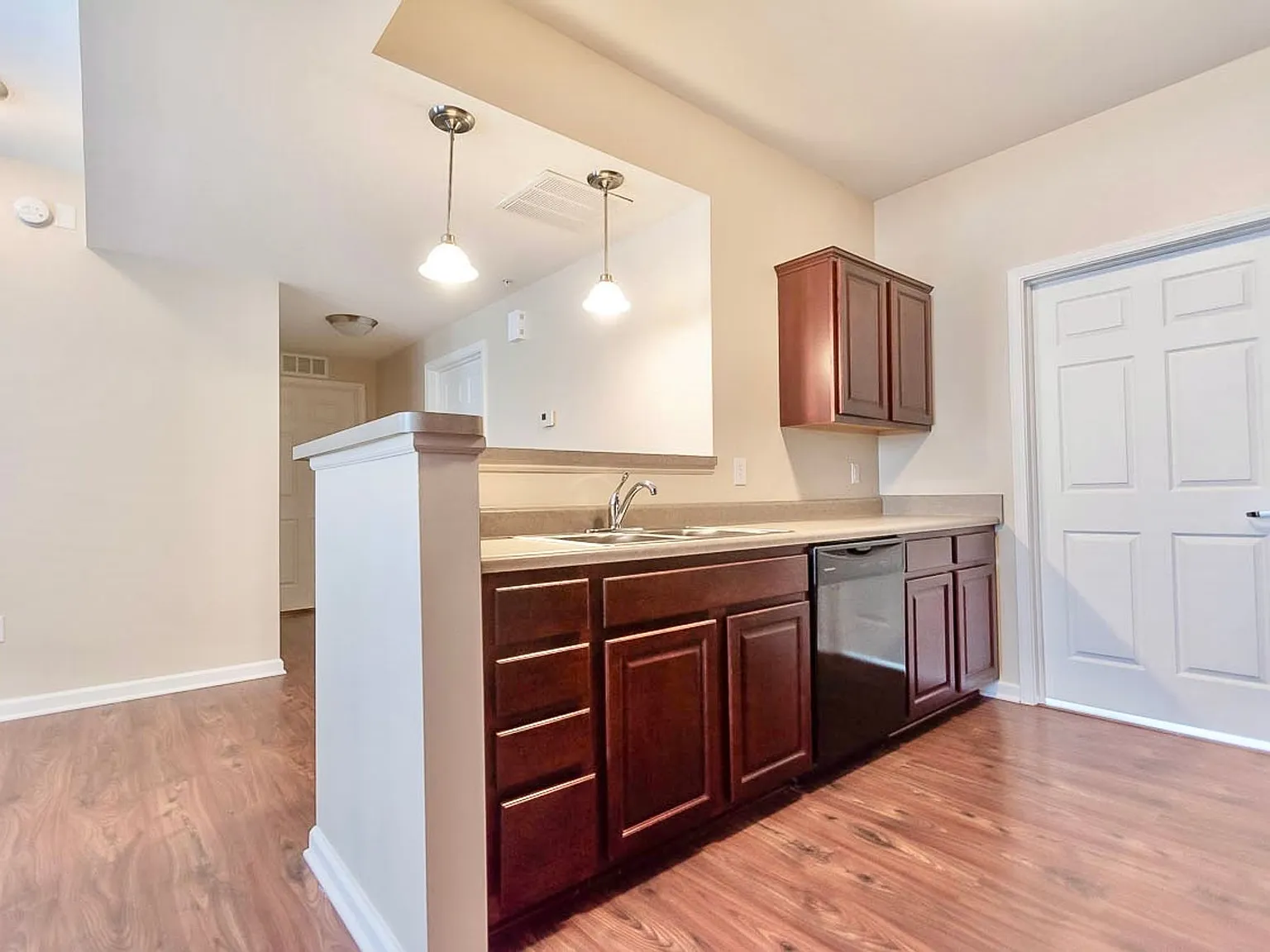 Tenth & College Horizons Apartments — Photo 4