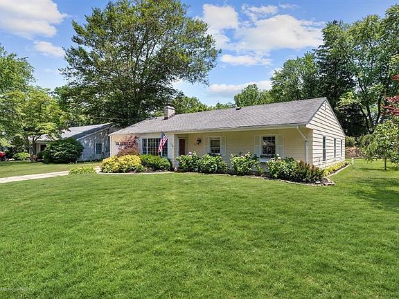 3rd image of 211 Beechwood Dr