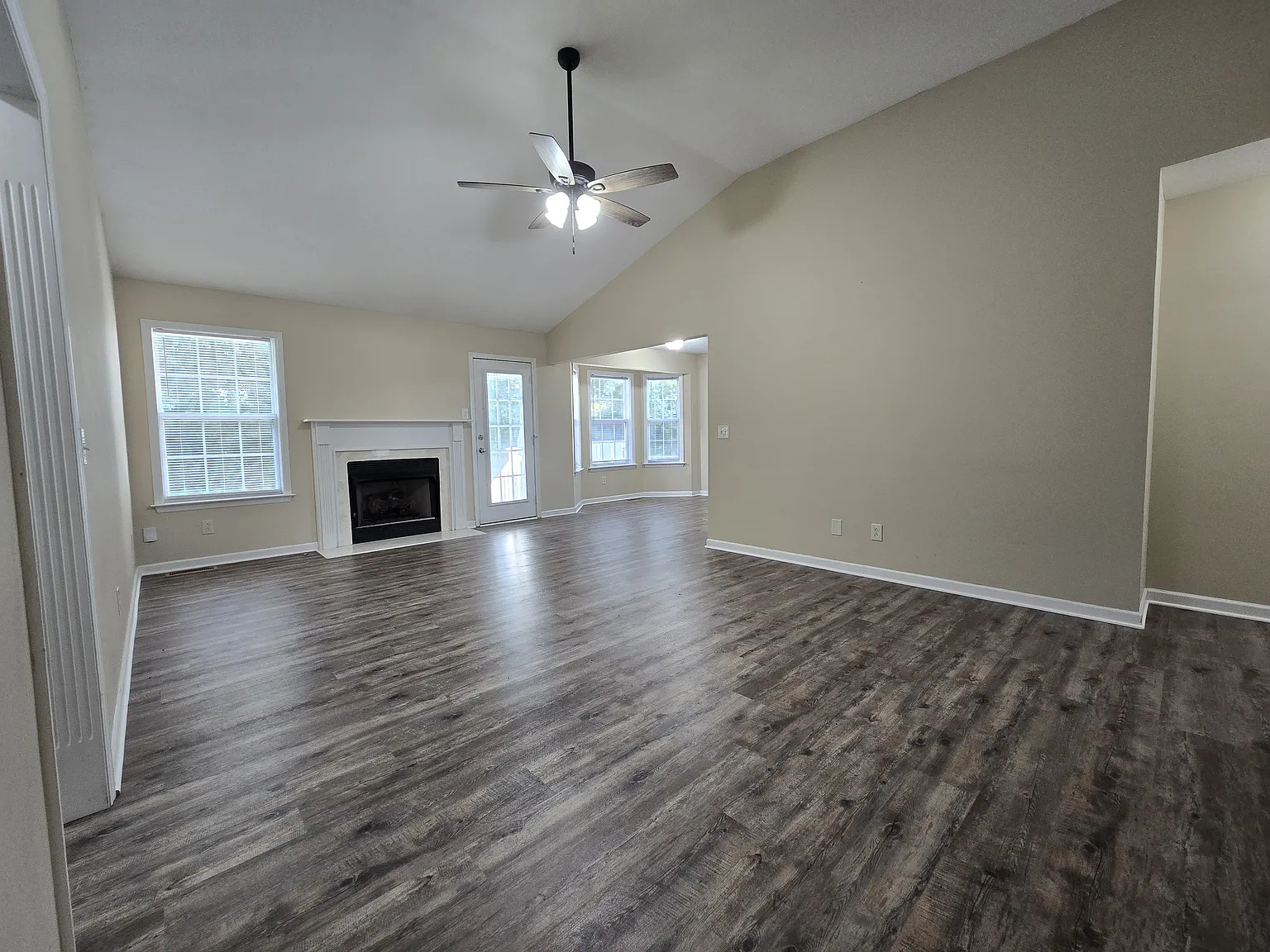 3 bed, 1361 sqft, $1,860 — Photo 3