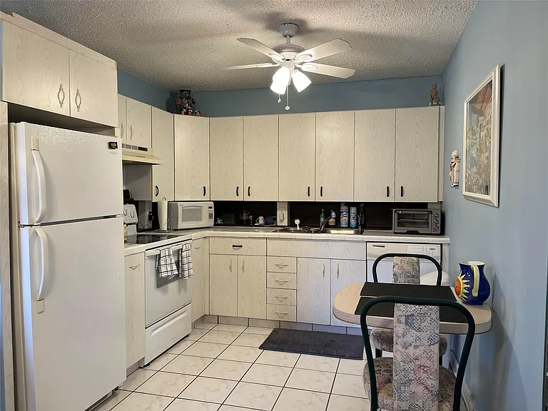 4030 Hythe Pl #4030-B — Photo 17