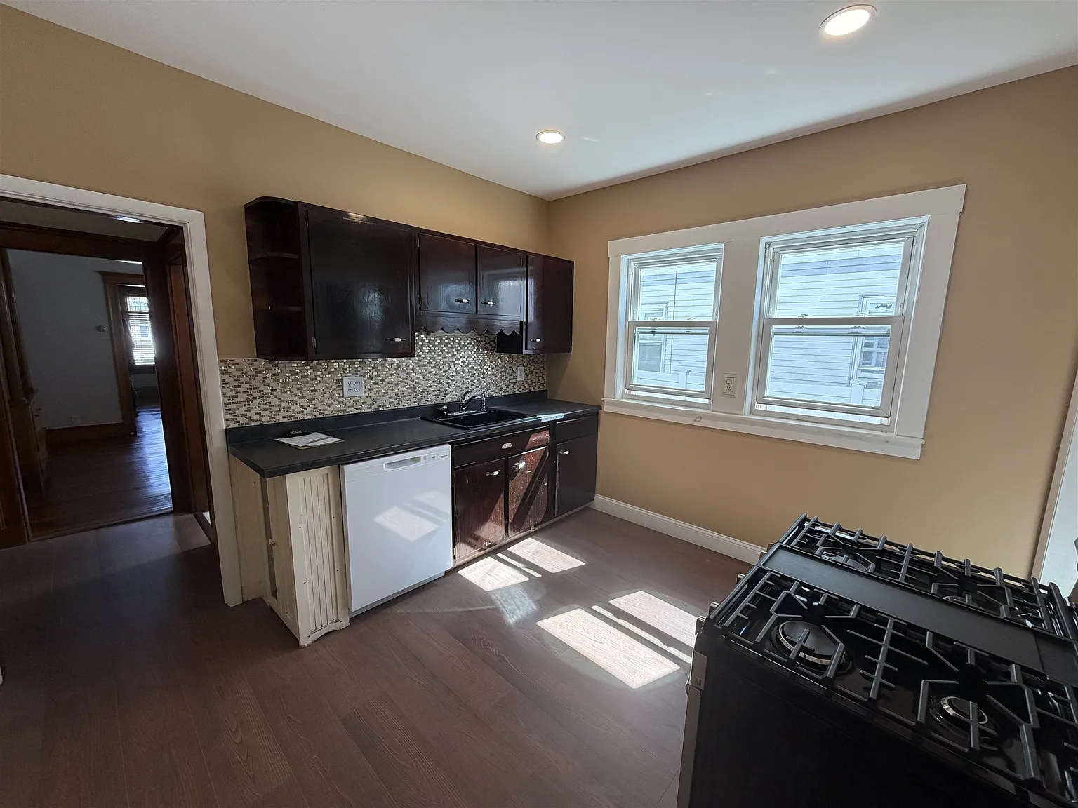 2 bed, 916 sqft, $3,000 — Photo 3