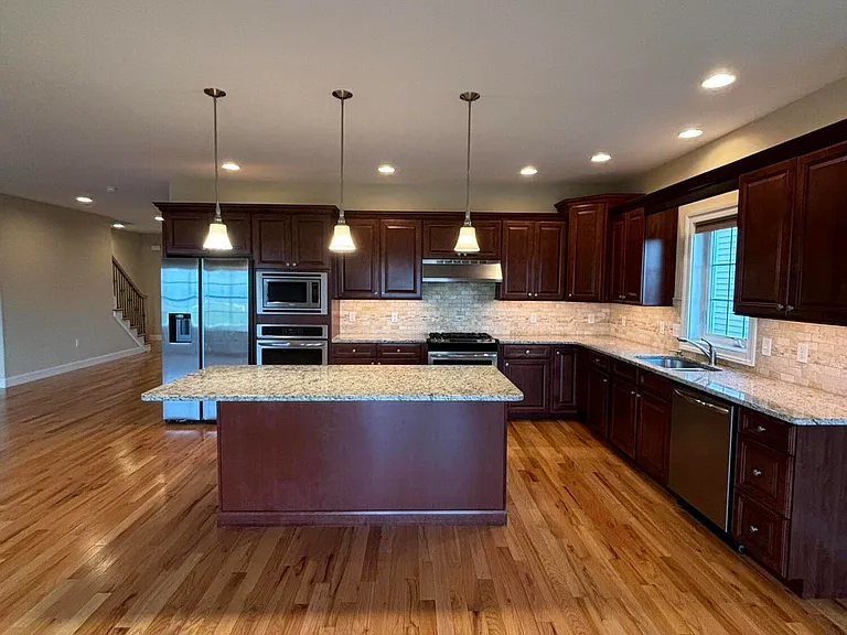 1803 Robinson Close — Photo 4