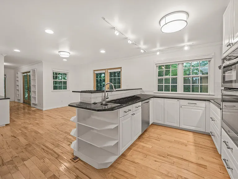 27180 Wellington Rd — Photo 14