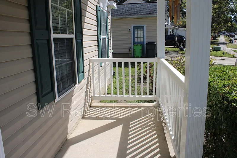3 bed, 2.0 bath, 1303 sqft, $2,000 — Photo 3