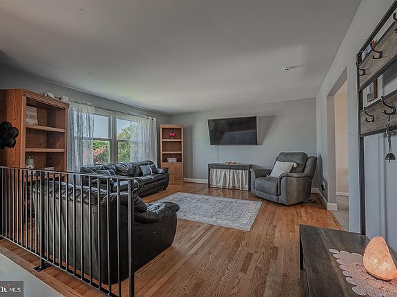 5th image of 6 Jamestowne Dr