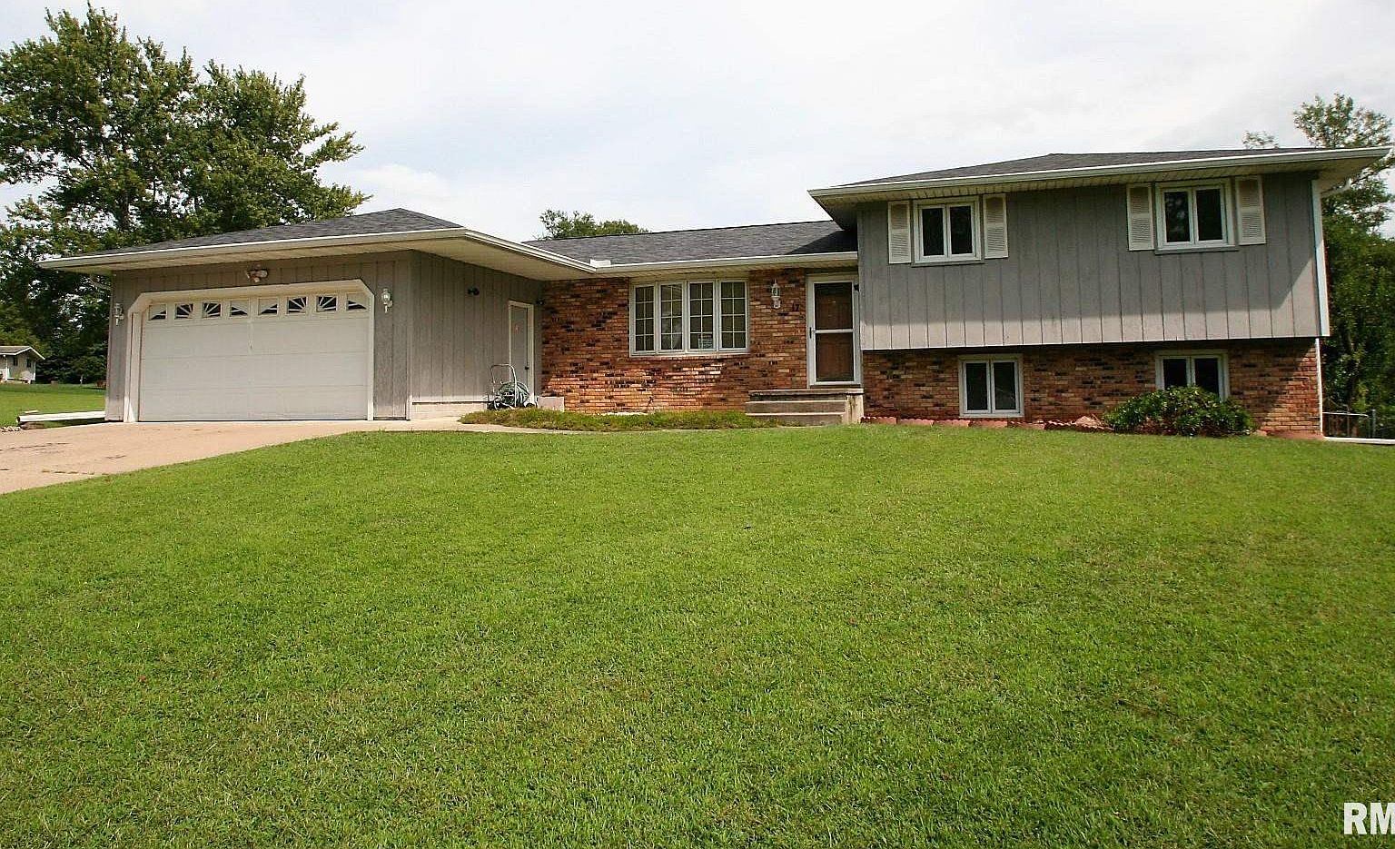 17 Yorkshire Dr, Mackinaw, IL 61755 Zillow
