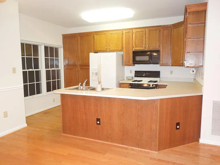 3945 Kathryn Jean Ct — Photo 4
