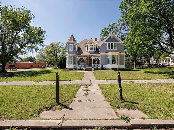 5th image of 303 N 8th St