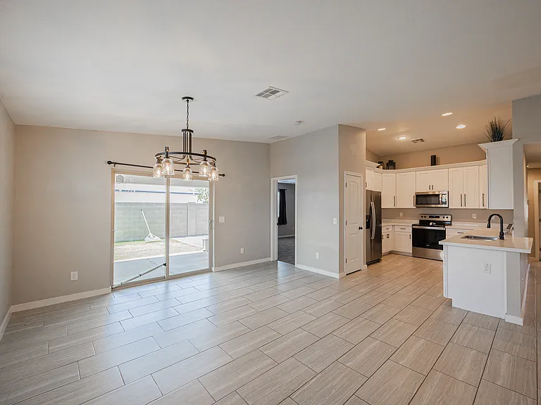 2547 E Illini St — Photo 8