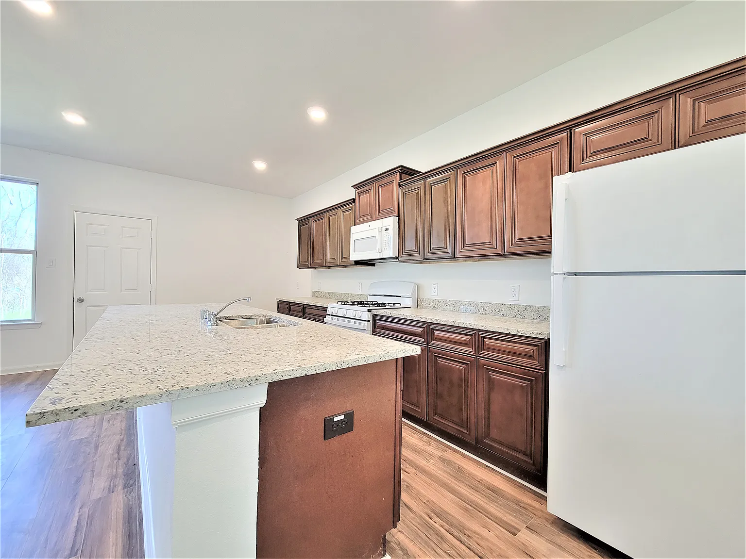 151 Island Blvd — Photo 4