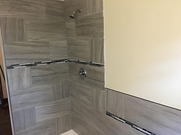 4th image of 140 Winspear Ave