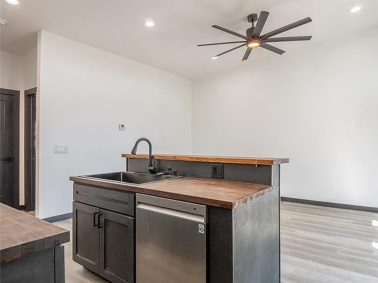 351 E Washington Ave — Photo 8
