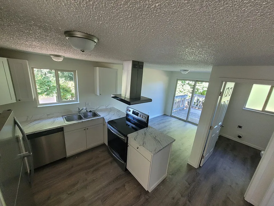 748 N 12th Ave