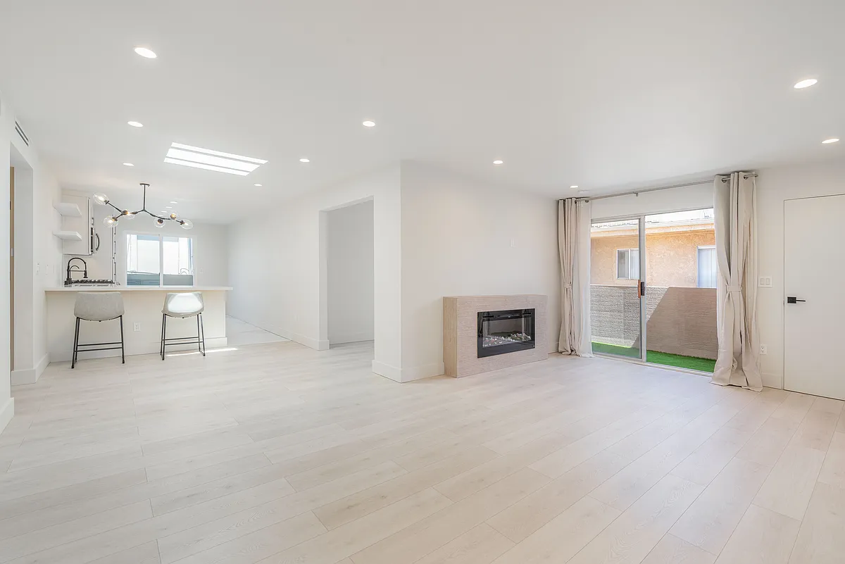 Building Photo - 3380 Vinton Ave #204