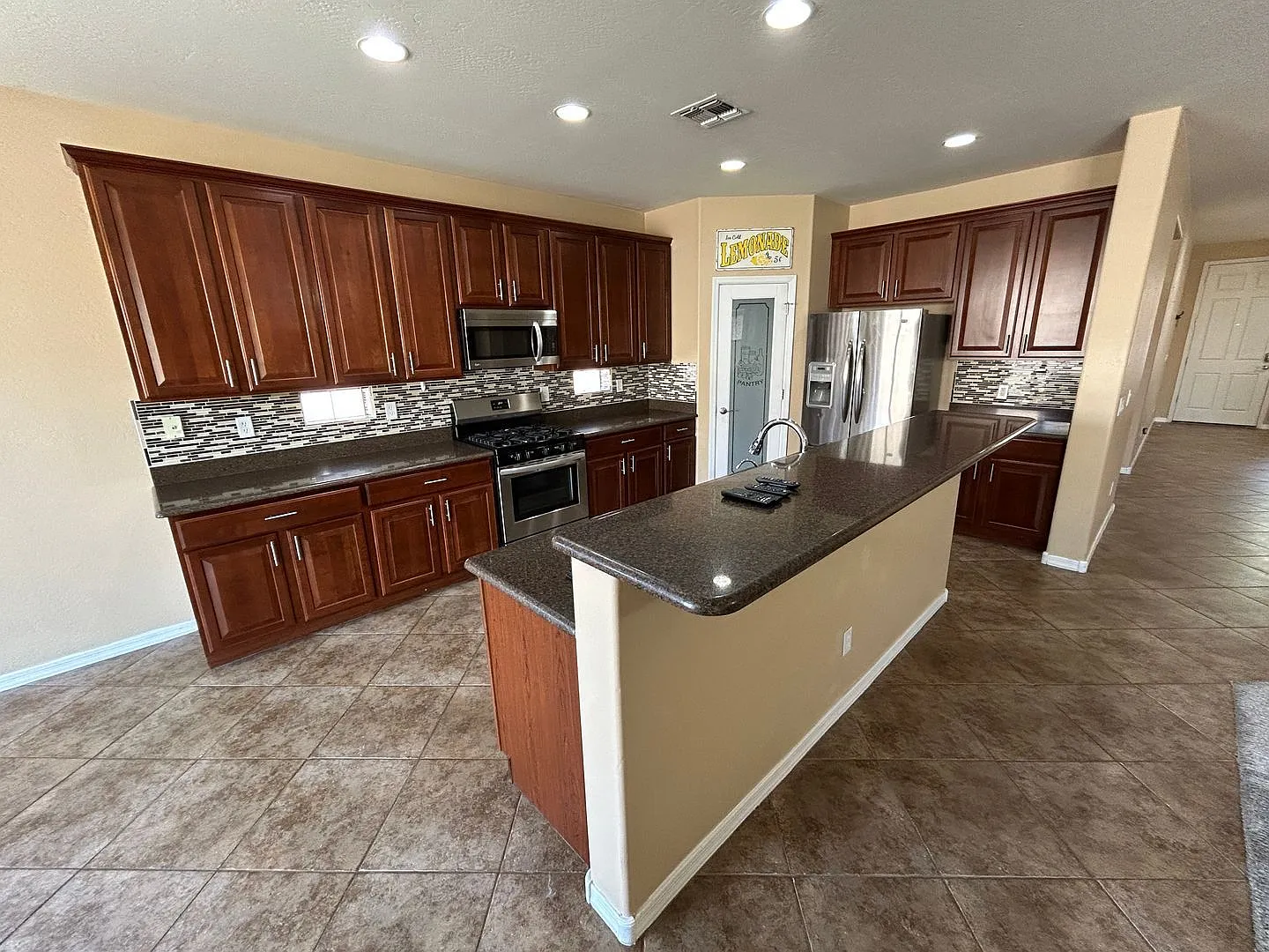 3 bed, 2.0 bath, 2197 sqft, $2,300 — Photo 4
