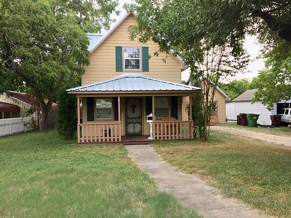 Maple Street view of this cute cottage