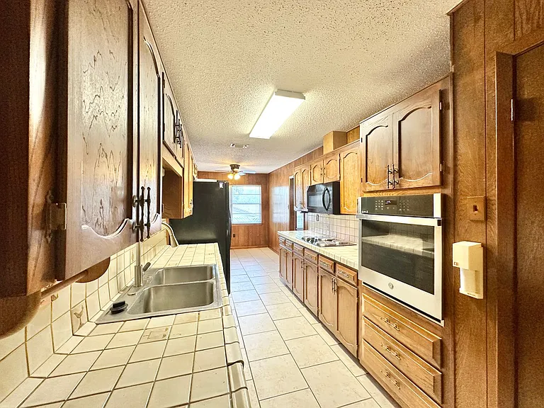 912 Laurie Ln — Photo 9