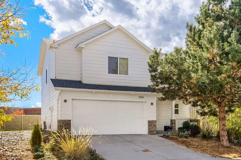 3 bed, 2.5 bath, 1838 sqft, $2,175 — Photo 2