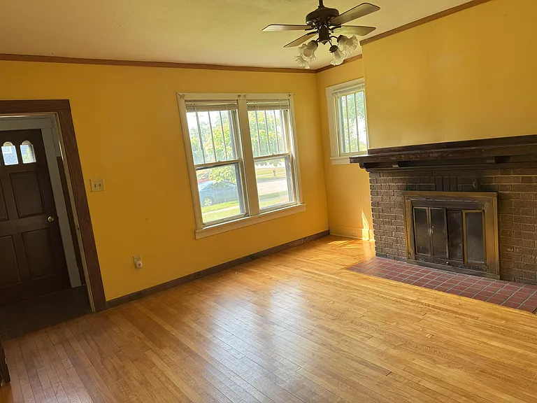 466 W Grand Ave — Photo 3