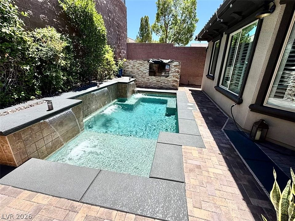2nd image of 2736 Bonaparte Ln