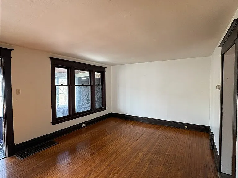 189 Westminster Ave — Photo 6