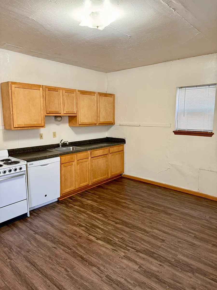 Building Photo - 523 E Burlington St #1