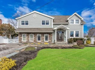 29 S Bay Dr, Massapequa, NY 11758