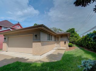 1 N Pine St, Mount Prospect, IL 60056