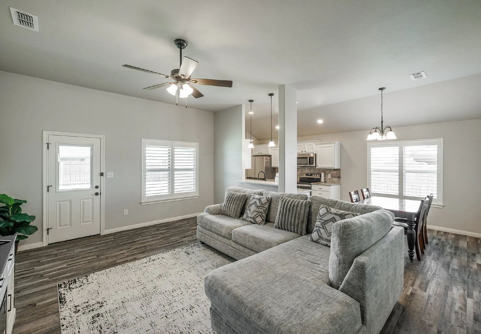 3 bed, 2.0 bath, 1270 sqft, $2,795 — Photo 1
