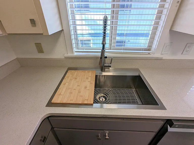 215 SW Kalmia St #D — Photo 4