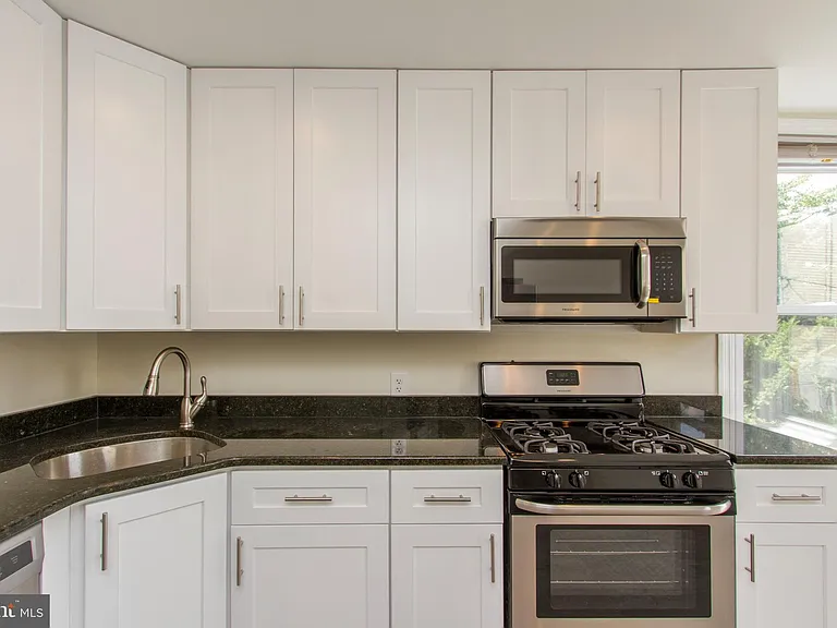 2207 Catharine St #2 — Photo 5