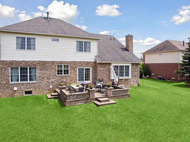 24323 Bellingham Dr — Photo 41