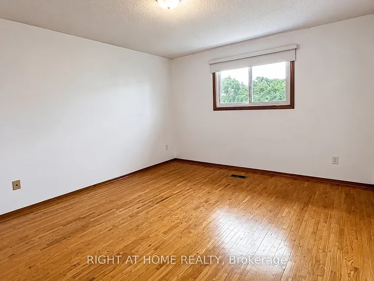 39 Lisgar Ct #UPPER — Photo 10
