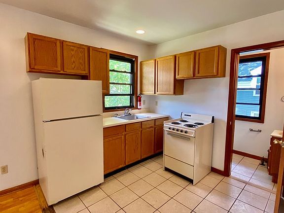 2nd image of 207 Maple St APT 3