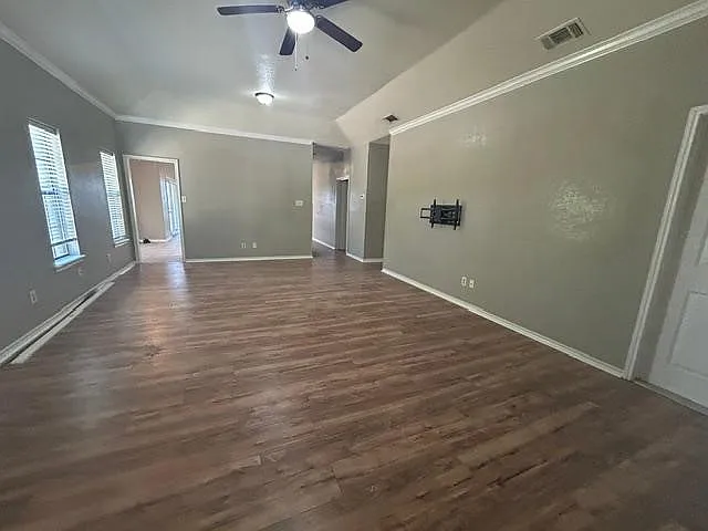 3 bed, 2.0 bath, 1664 sqft, $2,000 — Photo 2