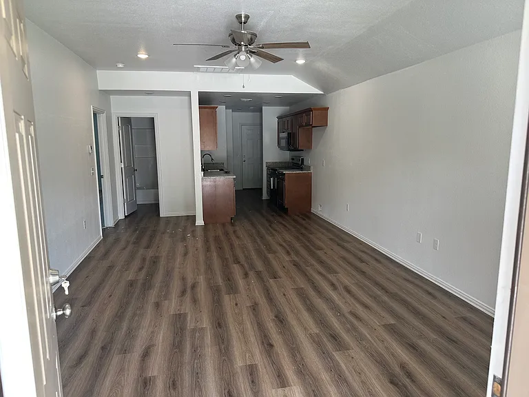 607 E Wolf St — Photo 10