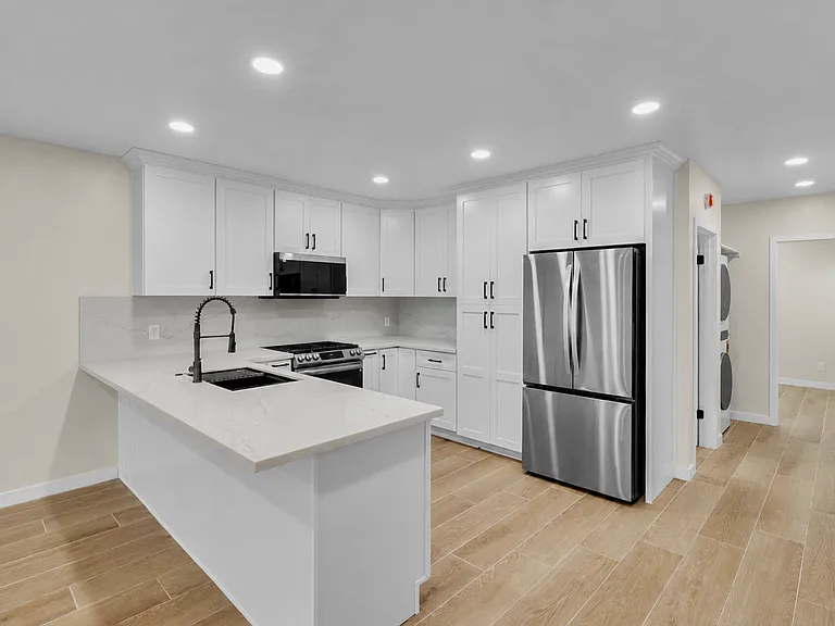 1615 W 39th Pl — Photo 3