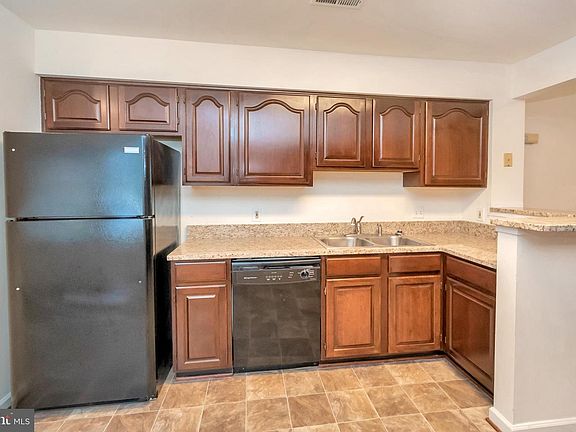 3rd image of 102 Southampton Ct