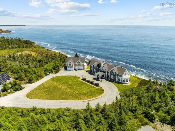 368 Middle Rd, Lunenburg, NS B0J 2X0