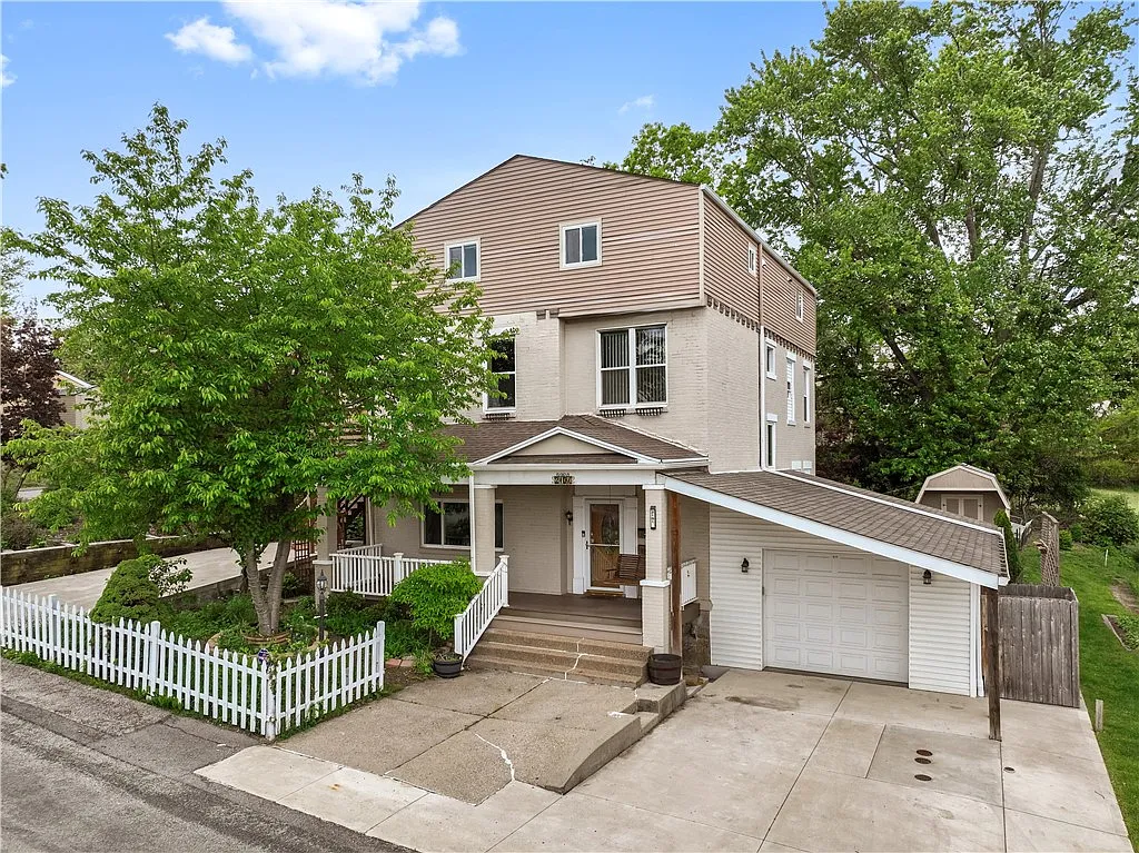 2101 Lonsdale St photo 1