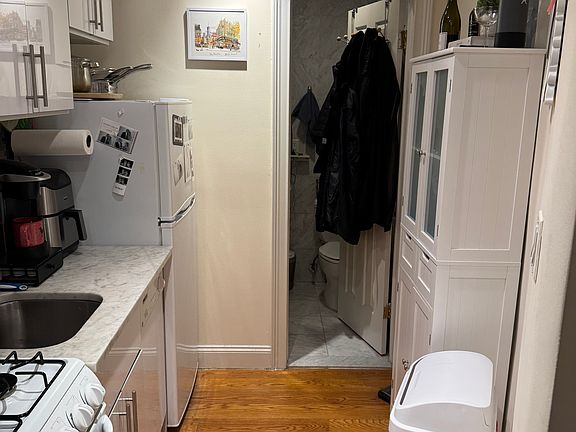 3rd image of 219 W 16th St APT 4D