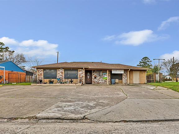 2nd image of 827 Casey St