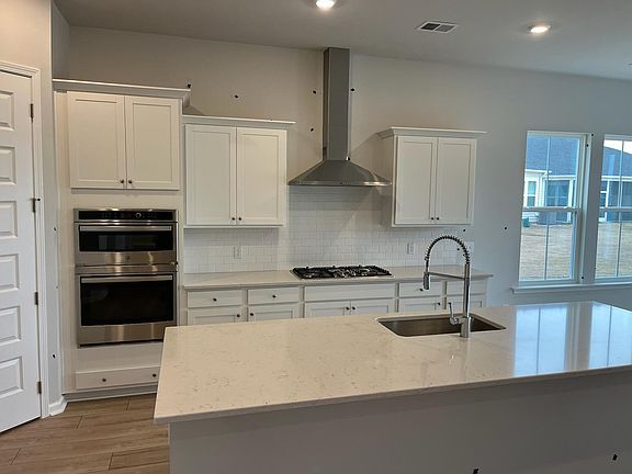 4th image of 1107 Darling St