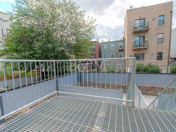 3rd image of 93 Kingsland Ave APT 2R