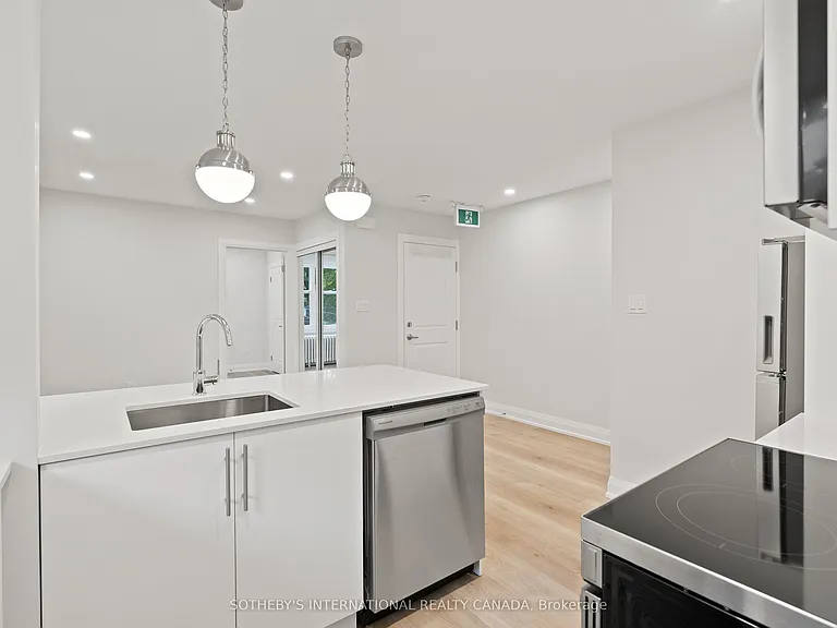 30 Strathgowan Ave #UPPER — Photo 4