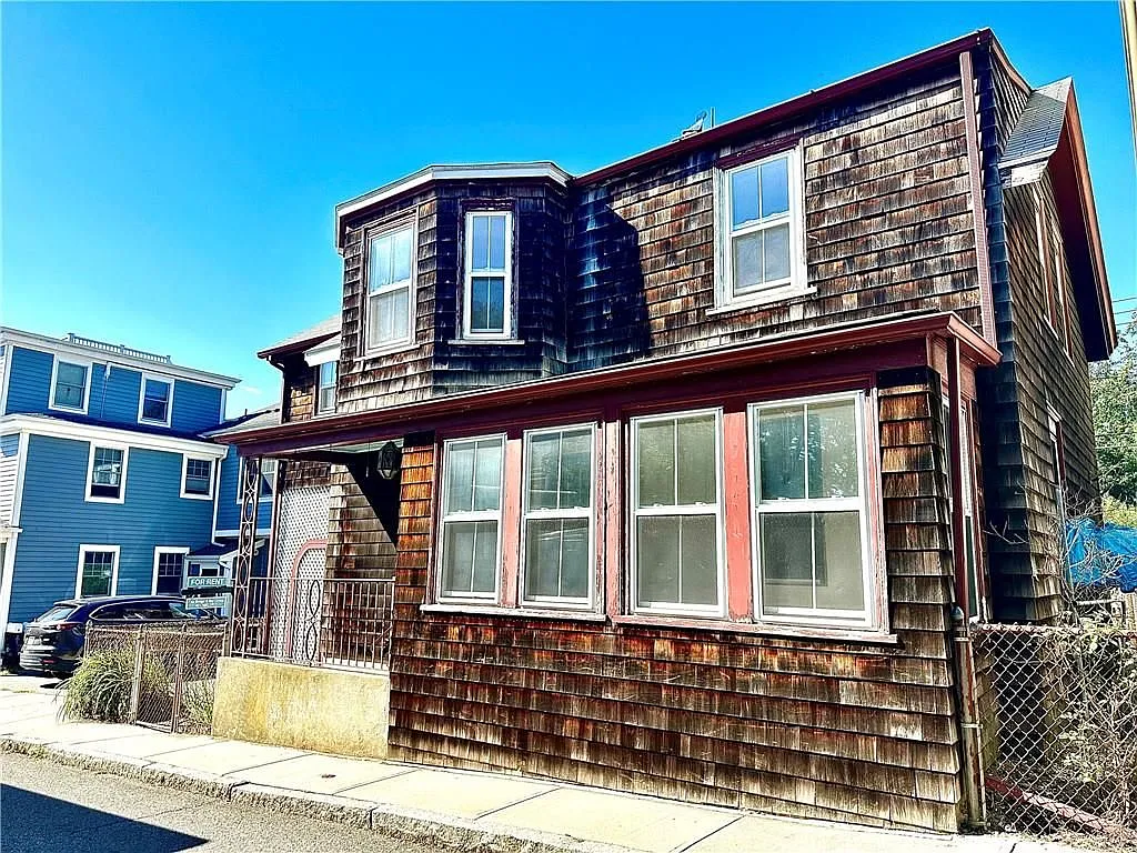 4 bed, 1.0 bath, 1391 sqft, $4,000 — Photo 1
