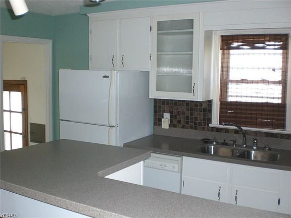 4th image of 303 Marion Dr